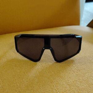 Chic Black Geometric Sunglasses